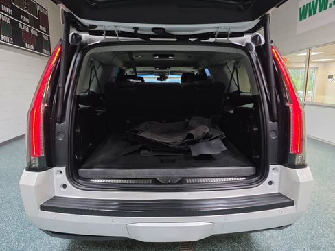 Used 2020 Cadillac Escalade ESV Luxury AWD/4WD image 22