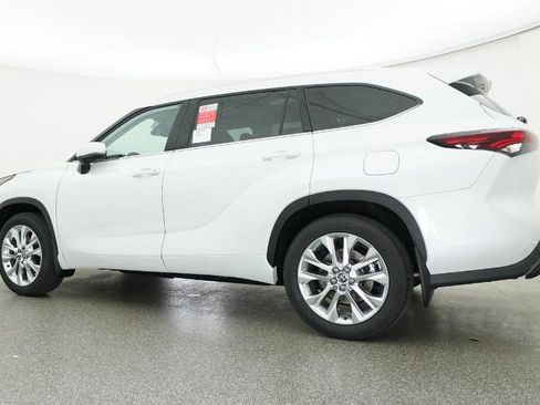 New 2026 Toyota Highlander Limited image 18