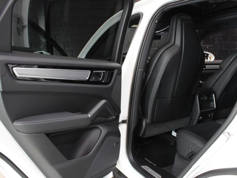 Used 2022 Porsche Cayenne Platinum Edition image 41