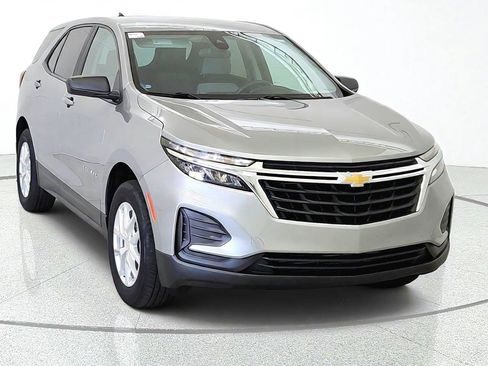 Used 2023 Chevrolet Equinox LS w/ LS Convenience Package AWD/4WD image 2