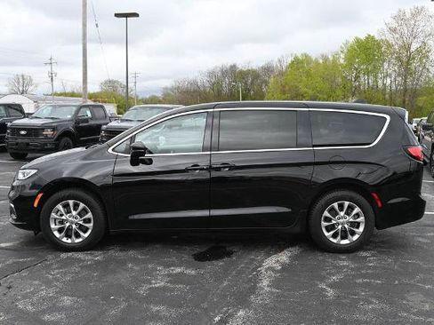 Used 2024 Chrysler Pacifica Touring-L AWD/4WD image 4