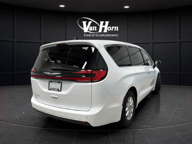 Used 2023 Chrysler Pacifica Touring-L FWD image 7
