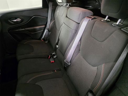 Used 2017 Jeep Cherokee Latitude w/ Comfort & Sound Group image 17