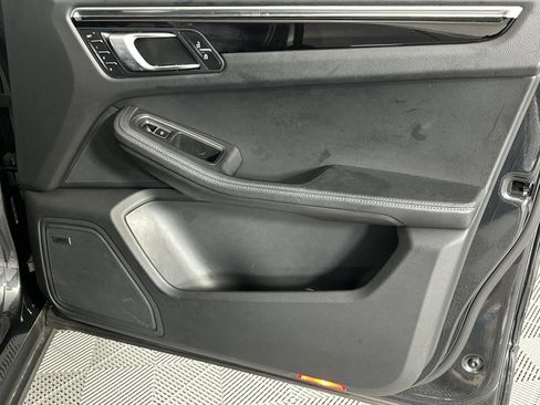 Used 2022 Porsche Macan AWD/4WD image 31