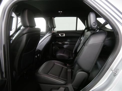 Used 2020 Ford Explorer XLT w/ Equipment Group 202A AWD/4WD image 18