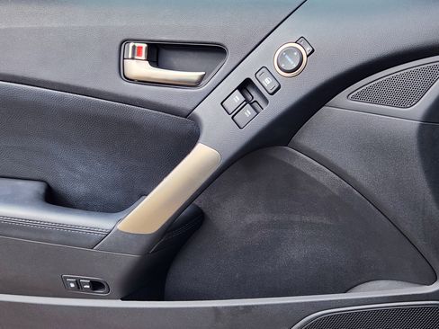 Used 2014 Hyundai Genesis 3.8 image 9