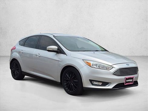 Used 2017 Ford Focus Titanium FWD image 3