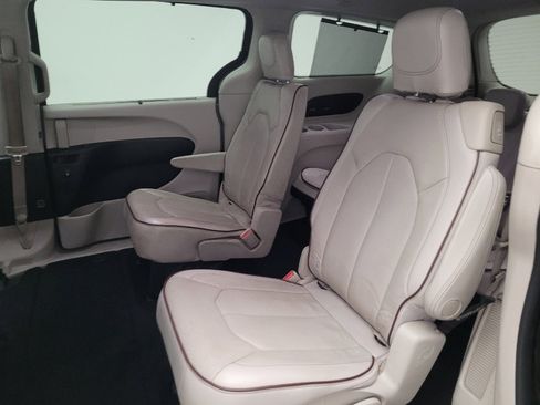 Used 2017 Chrysler Pacifica Limited w/ UConnect Theater Package FWD image 18