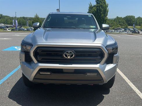 Used 2025 Toyota Tacoma SR5 AWD/4WD image 3
