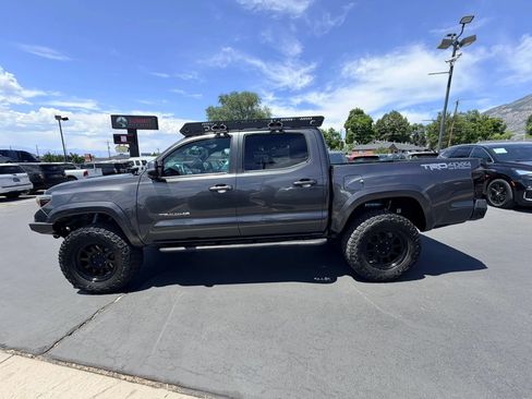 Used 2017 Toyota Tacoma TRD Off-Road w/ Premium & Technology Package AWD/4WD image 7