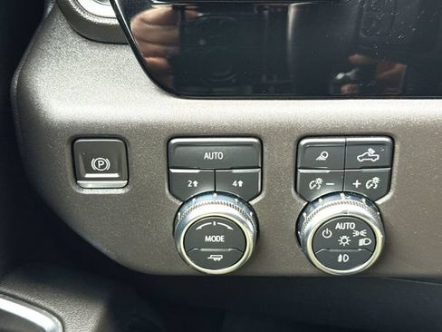 Used 2022 GMC Sierra 1500 SLT w/ SLT Premium Plus Package AWD/4WD image 18