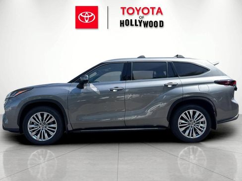 New 2026 Toyota Highlander Platinum AWD/4WD image 9