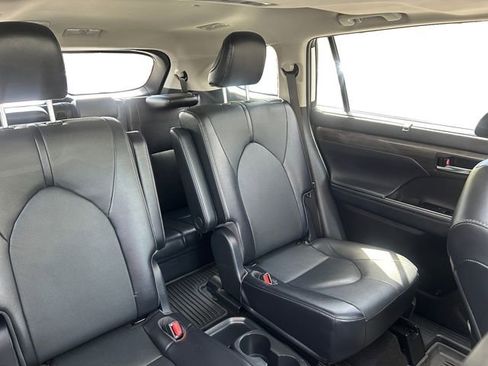 Used 2023 Toyota Highlander Limited AWD/4WD image 18