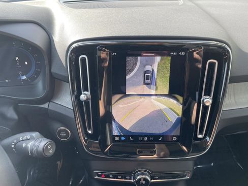 Used 2025 Volvo XC40 B5 Plus image 16