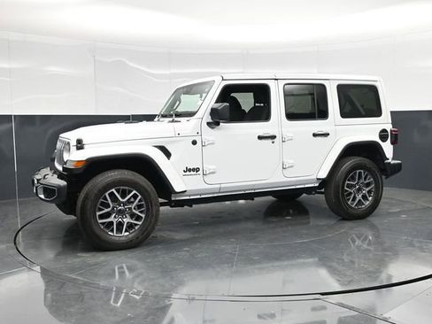 Used 2025 Jeep Wrangler Unlimited Sahara AWD/4WD image 9