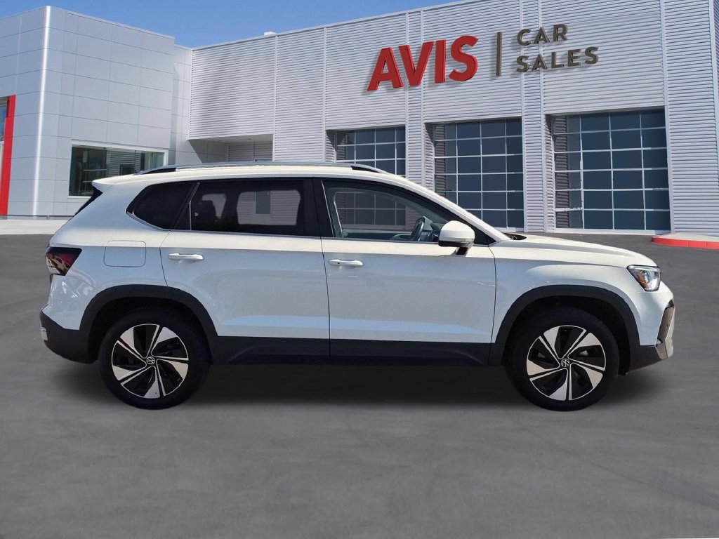 Used 2025 Volkswagen Taos SE AWD/4WD image 5