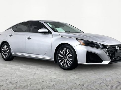 Used 2023 Nissan Altima 2.5 SV w/ SV Premium Package FWD image 3