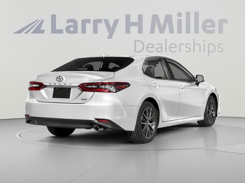 Used 2022 Toyota Camry XLE w/ Navigation Package FWD image 2