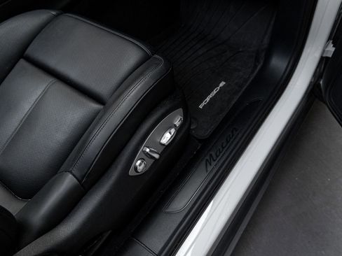 Certified 2025 Porsche Macan AWD/4WD image 36