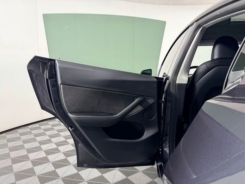 Used 2025 Tesla Model Y Long Range image 30