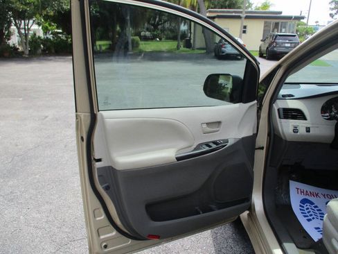 Used 2012 Toyota Sienna FWD image 16