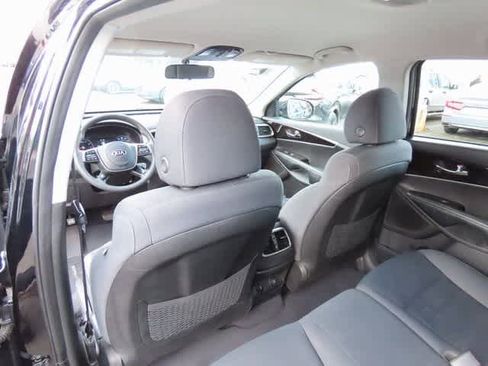 Used 2019 Kia Sorento LX image 16