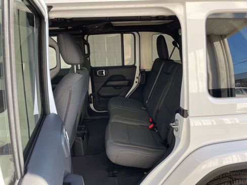 Used 2025 Jeep Wrangler Sahara image 24