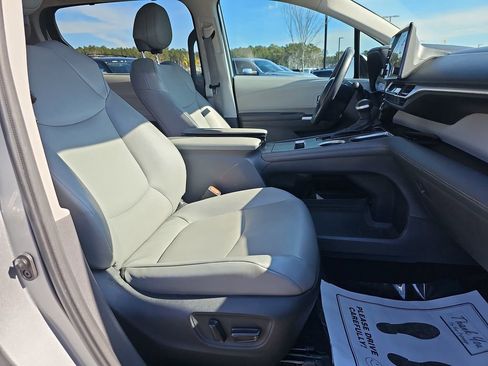 Used 2022 Toyota Sienna XLE image 13