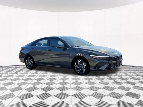 New 2025 Hyundai Elantra SEL image 16