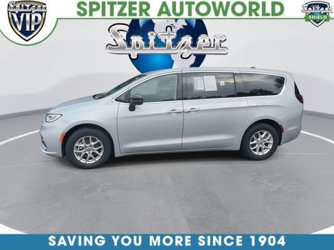 Used 2024 Chrysler Pacifica Touring-L FWD image 6