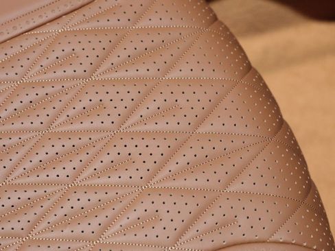 Used 2024 Aston Martin DB12 Convertible image 21