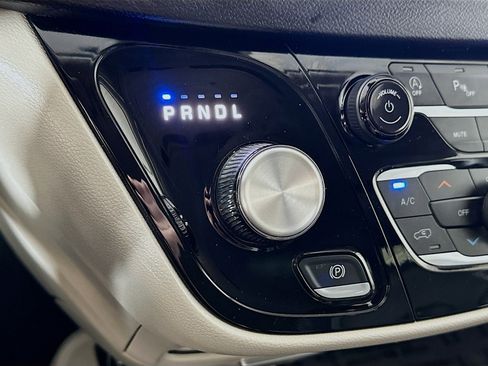 Used 2023 Chrysler Pacifica Touring-L image 16