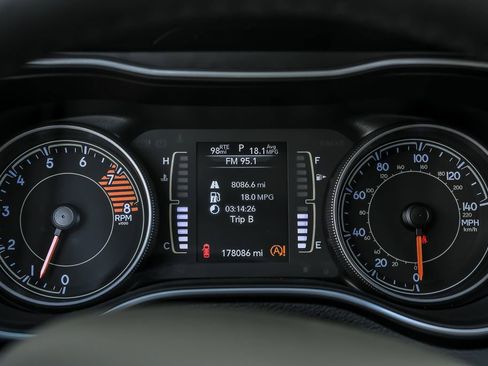 Used 2019 Jeep Cherokee Latitude Plus AWD/4WD image 21