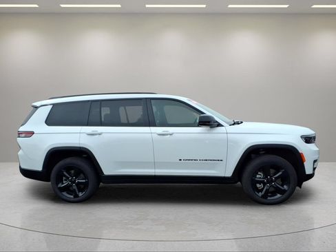 Used 2025 Jeep Grand Cherokee L Limited w/ Black Appearance Package AWD/4WD image 2
