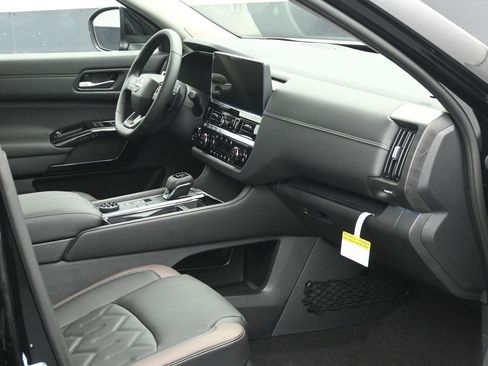 New 2026 Nissan Pathfinder Platinum image 6