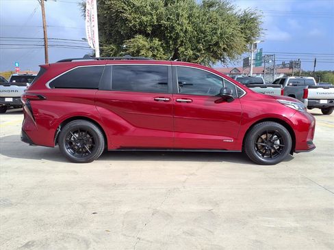 Used 2021 Toyota Sienna XSE image 4
