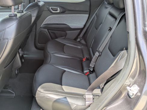 Used 2024 Jeep Compass Latitude AWD/4WD image 9
