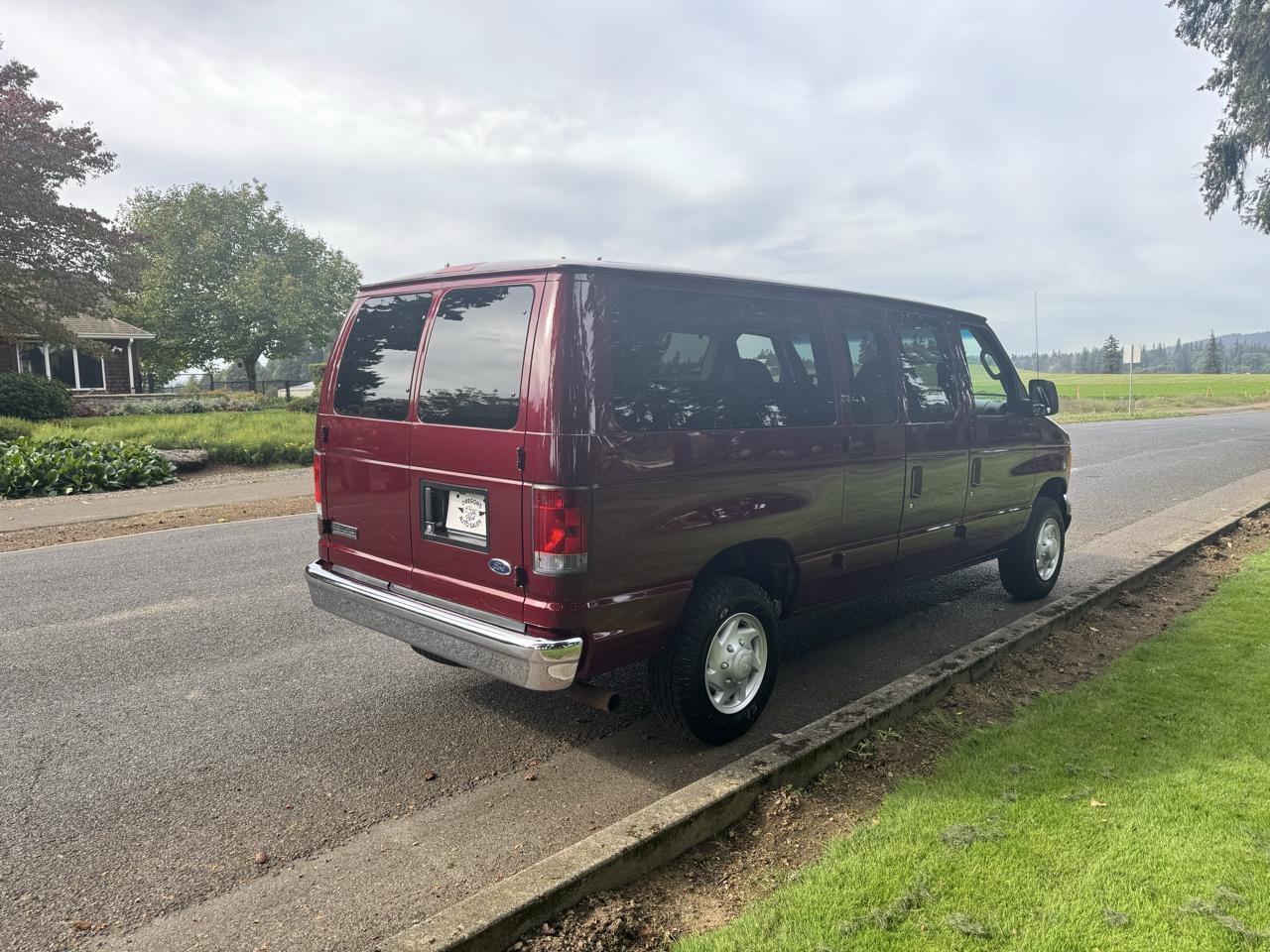 Used 2006 Ford E-350 and Econoline 350 Super Duty Wagon RWD image 5