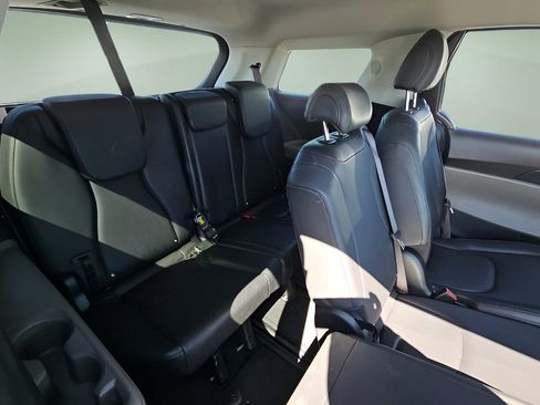 Used 2025 Kia Carnival FWD image 12