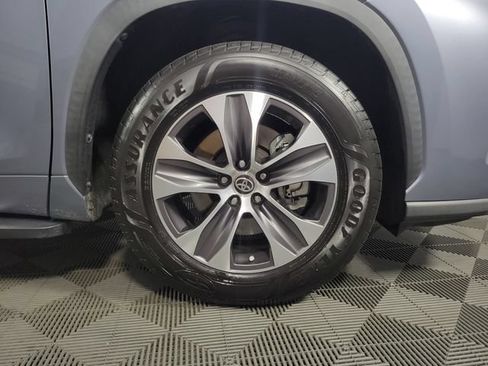 Used 2021 Toyota Highlander XLE FWD image 11