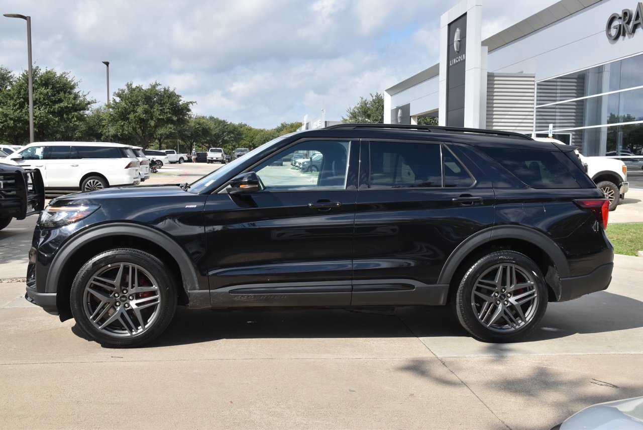 Used 2025 Ford Explorer ST-Line w/ ST-Line Street Pack AWD/4WD image 12