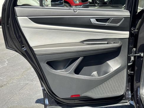 Used 2025 Volkswagen Atlas Cross Sport SEL R-Line image 13