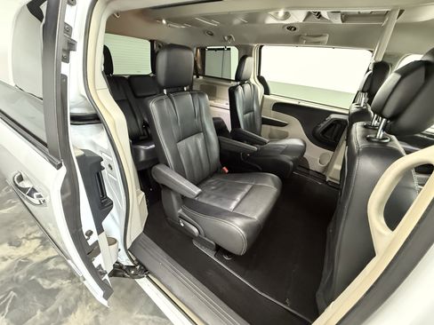 Used 2015 Chrysler Town & Country Touring-L w/ Driver Convenience Group image 19
