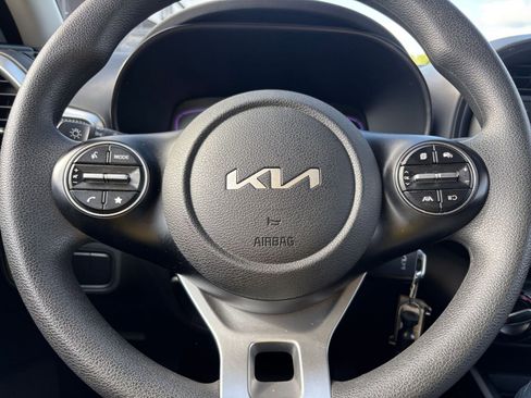 Used 2025 Kia Soul LX w/ LX Technology Package FWD image 25