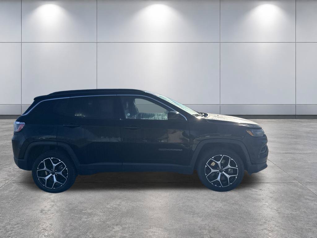 Used 2025 Jeep Compass Limited AWD/4WD image 4