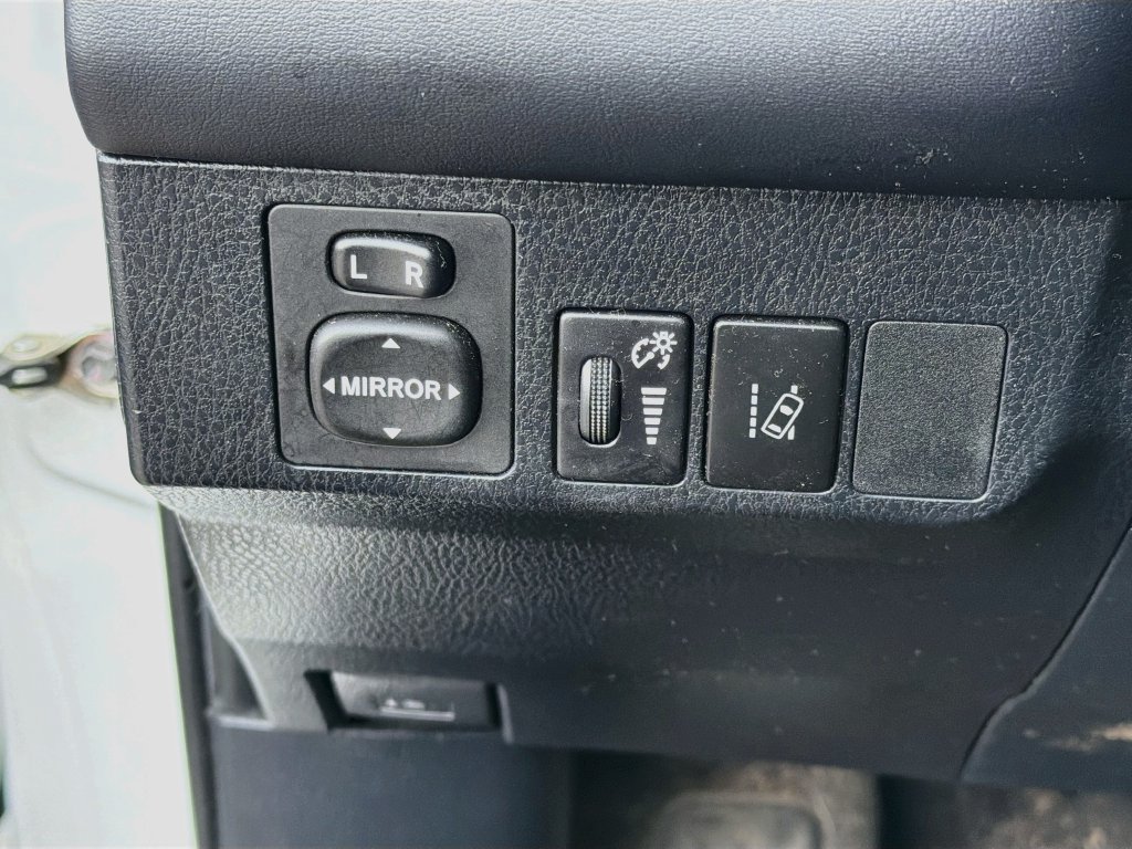 Used 2018 Toyota RAV4 LE AWD/4WD image 10