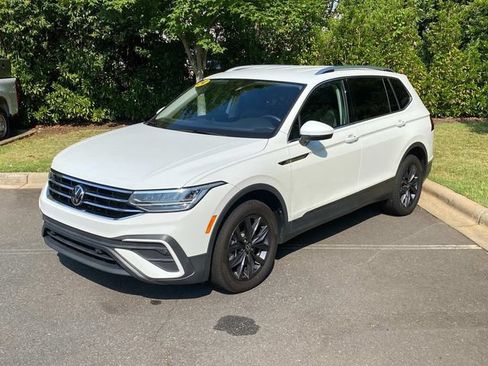 Used 2024 Volkswagen Tiguan SE AWD/4WD image 3
