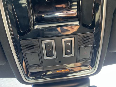 Used 2018 Land Rover Range Rover Velar R-Dynamic SE image 38