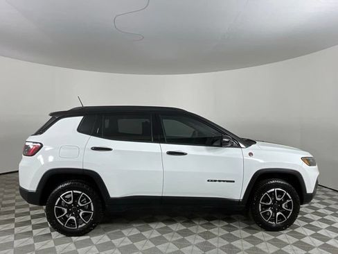 Used 2025 Jeep Compass Trailhawk AWD/4WD image 2