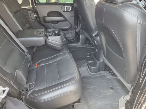 Used 2022 Jeep Wrangler Unlimited Sahara w/ Cold Weather Group AWD/4WD image 20